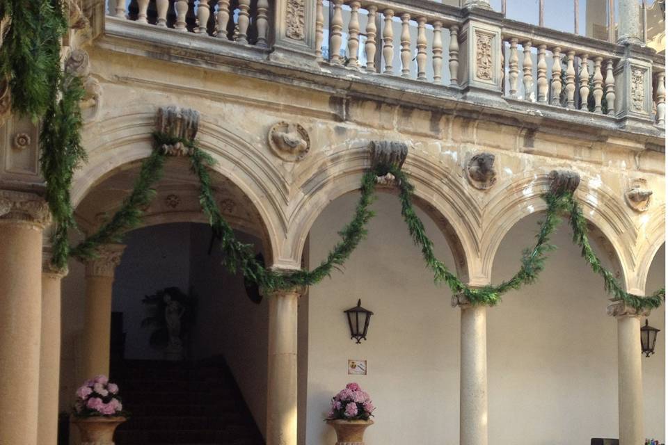 Decoración de patio con guirnaldas