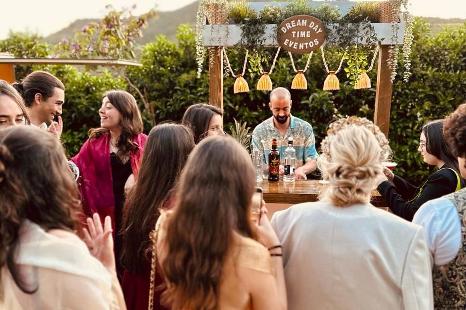 Barra de coctelería en boda