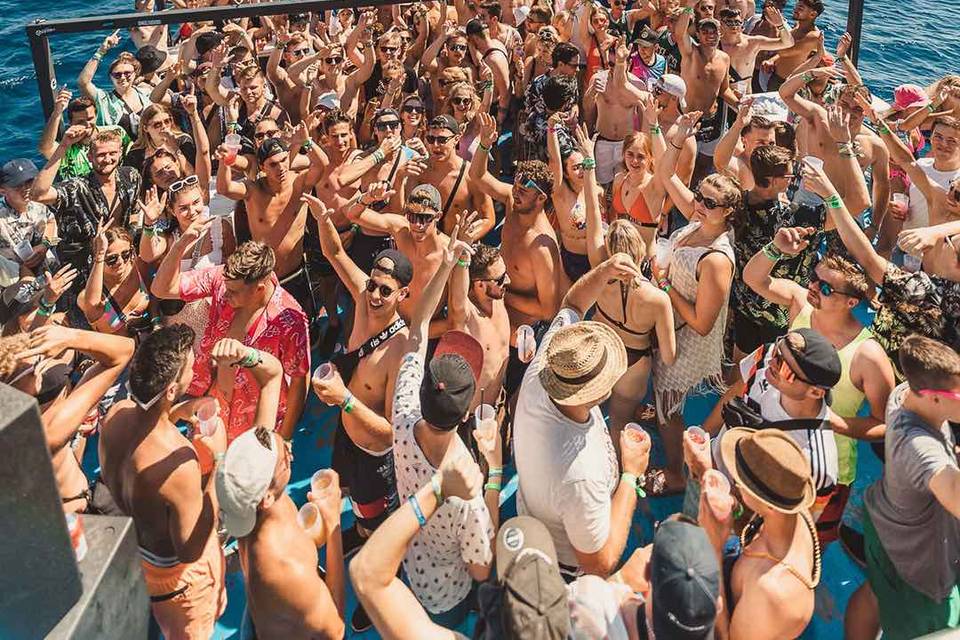 Fiesta en un barco