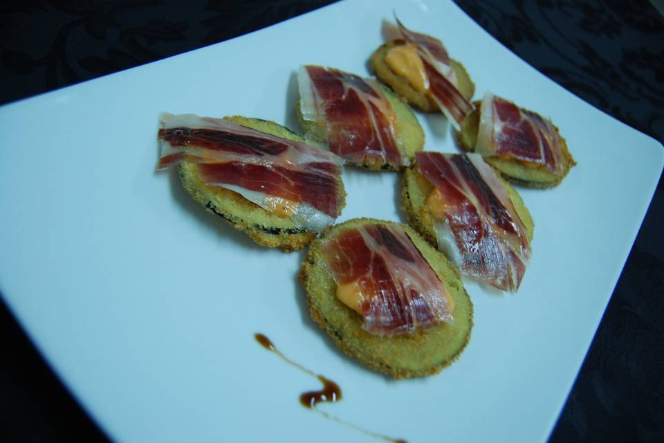 Berenjena con salmorejo y jamón