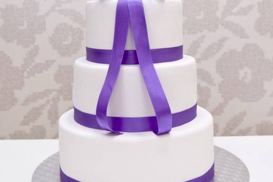 tarta con cintas lilas