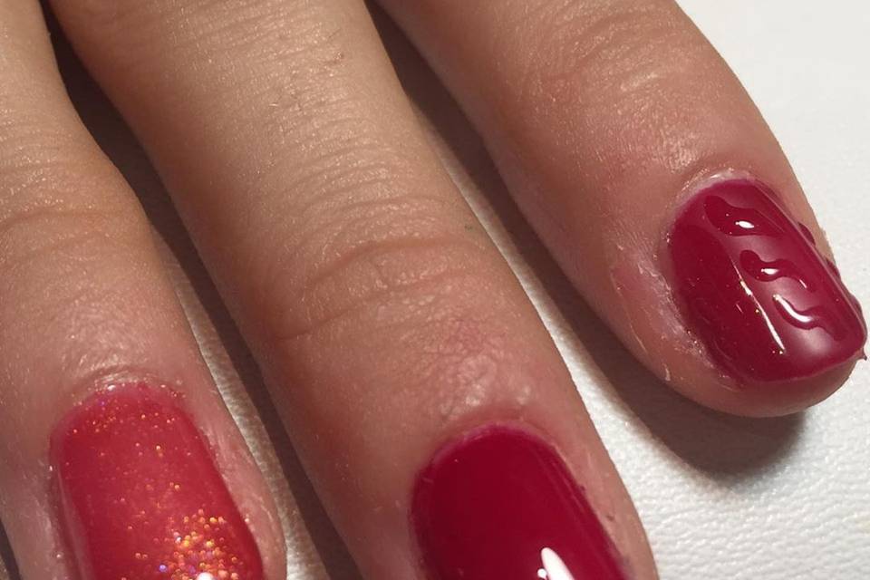 Manicura en tonos rojos