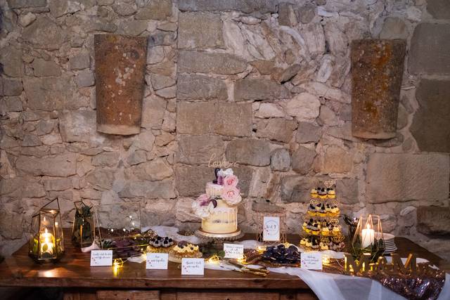 Geometric gold dessert table