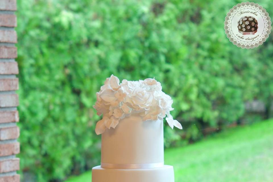 Gold & Roses Wedding Cake