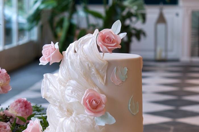 Ruffles & roses wedding cake