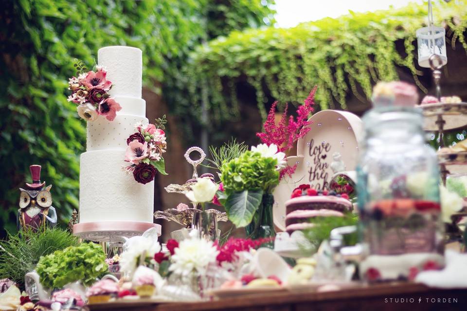 Geometric gold dessert table