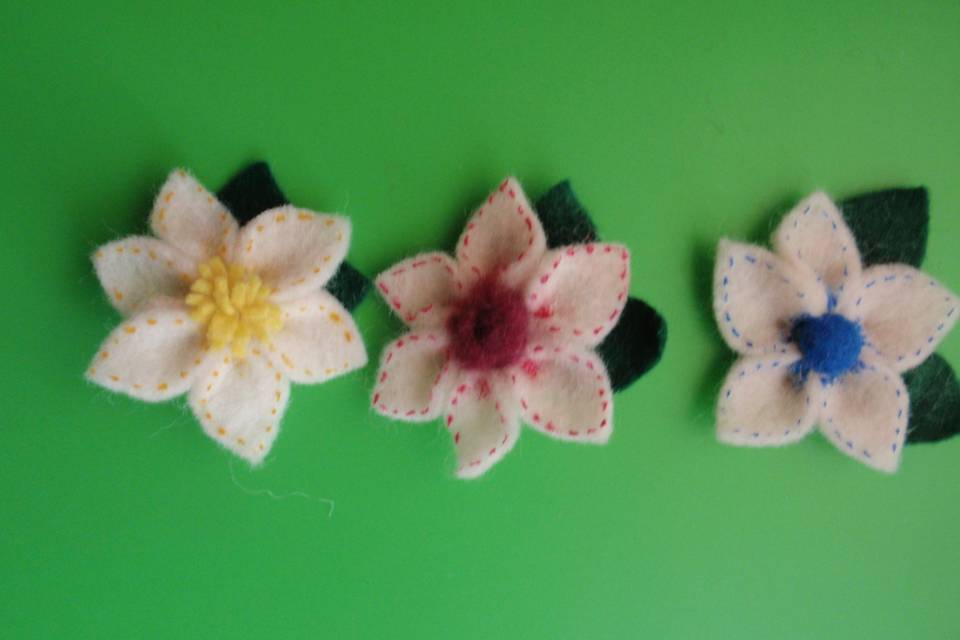 Broches de fieltro jazmín