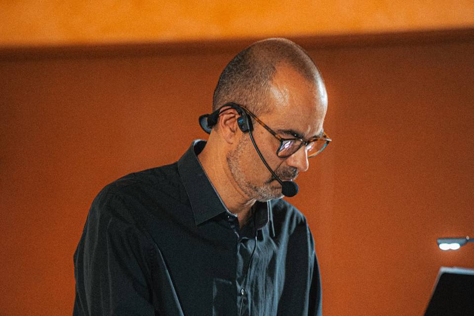 Xavi Canelles, piano y voz.
