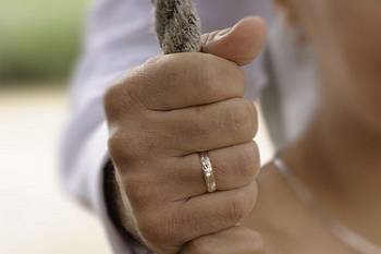 Las manos y los anillos de boda