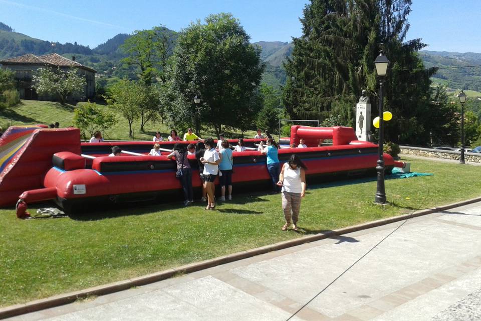 Futbolín humano, niños y adultos