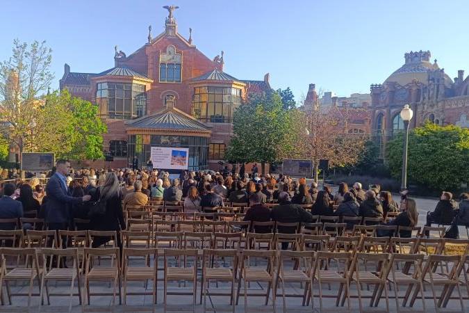Pantalla led y sillas