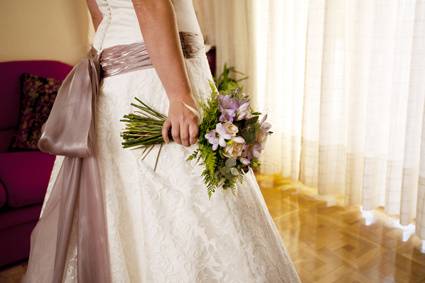 Detalle ramo y vestido novia