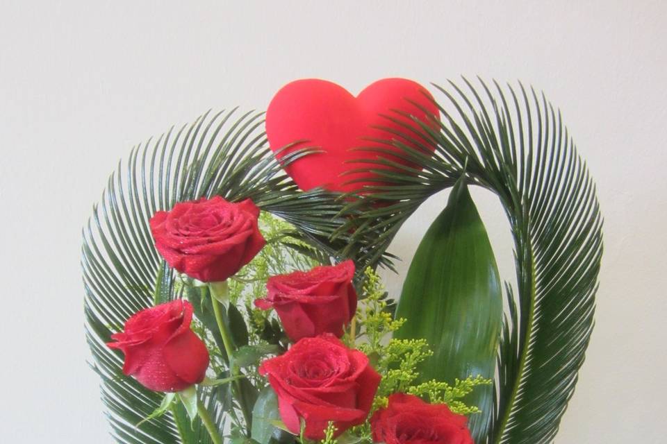 Corazón cica con 9 rosas rojas