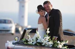 Los novios en su coche