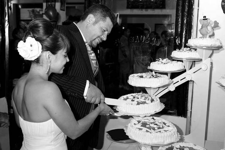 Cortando la tarta de boda