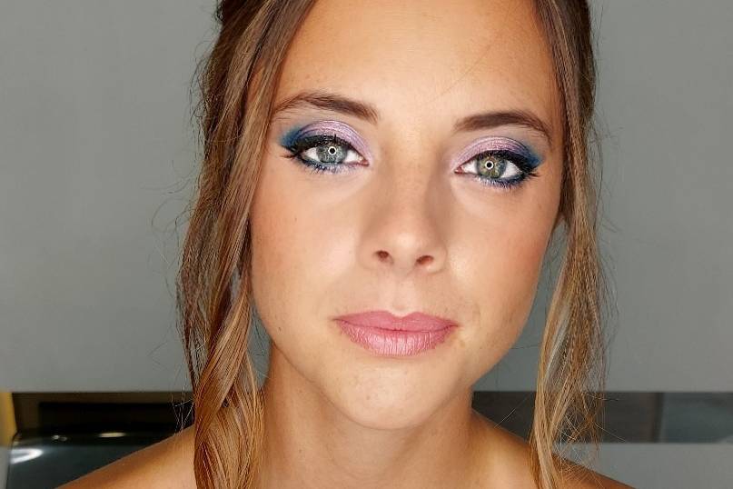 Maquillaje en azules y violetas