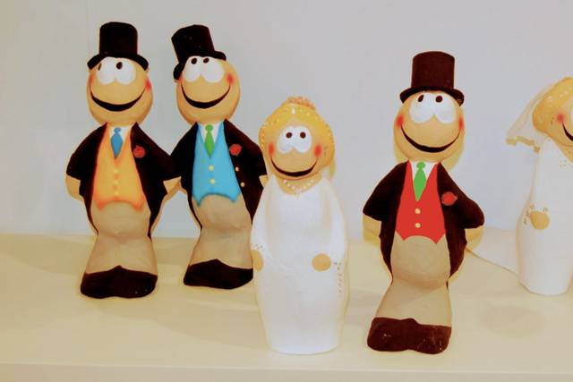 Novios de cartón piedra