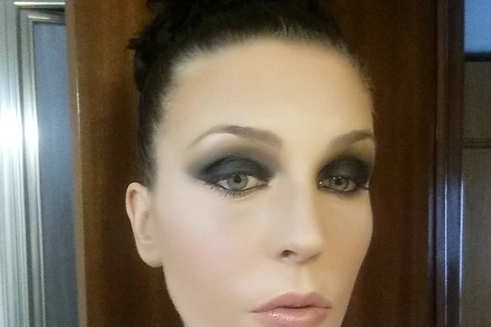 Maquillaje en tonos oscuros