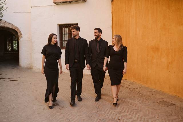 Pianos y voces