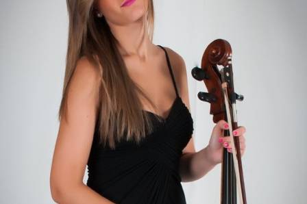 Débora, violonchelo