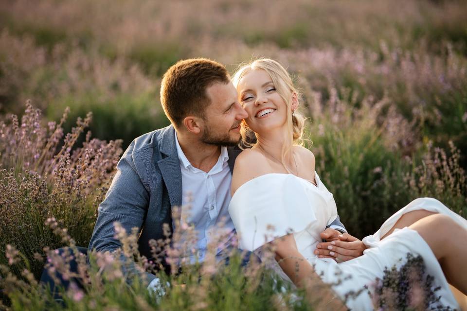 Pareja  en el campo de lavanda