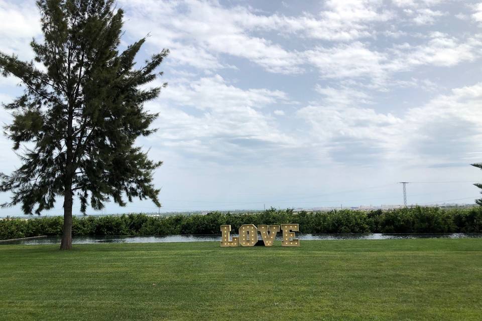 Letras en el jardín