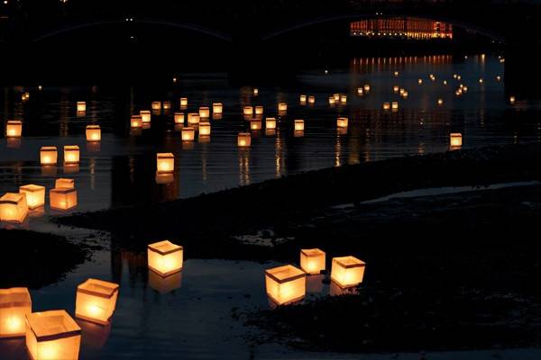 Luminaria flotante con vela 92