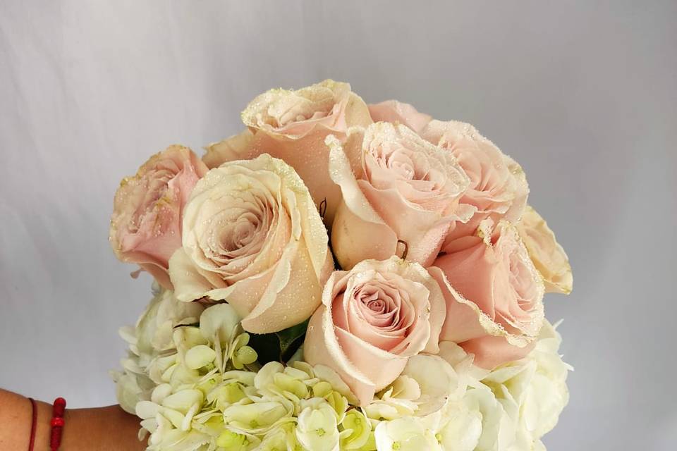 Yugo hortensias y rosas