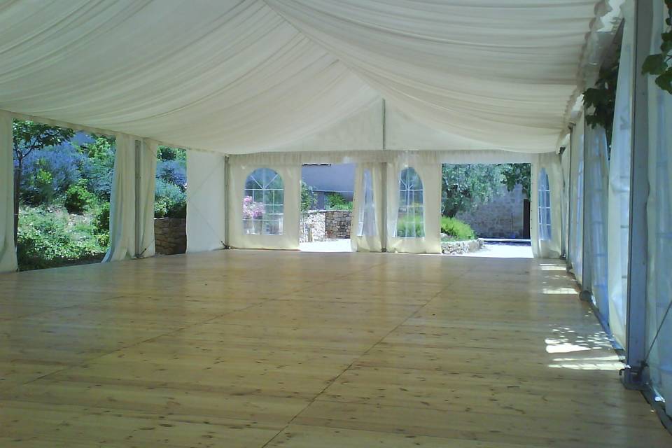 Interior de la carpa