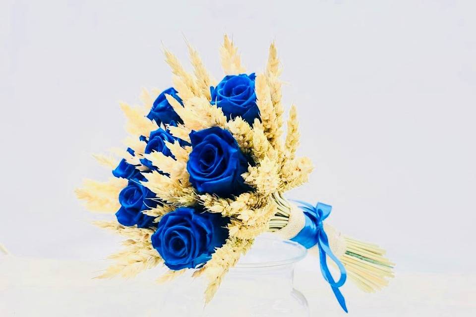Ramo de rosas azules preservado