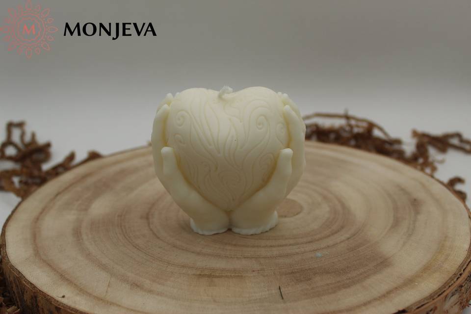 Vela corazón entre manos