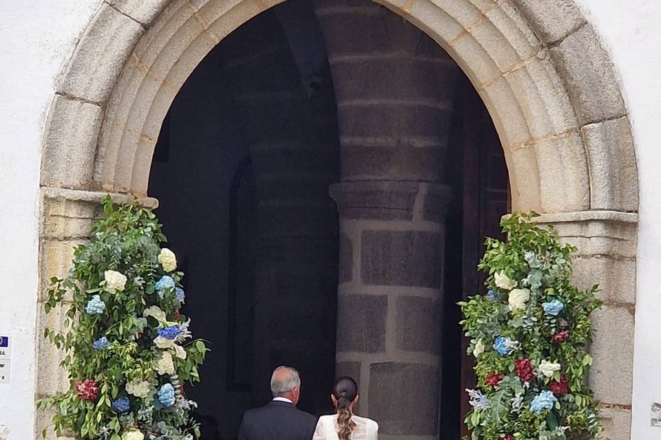 Columnas con hortensia azul