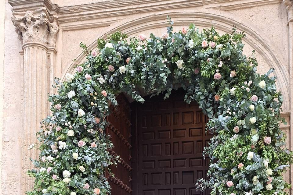 Arco con verdes y rosas