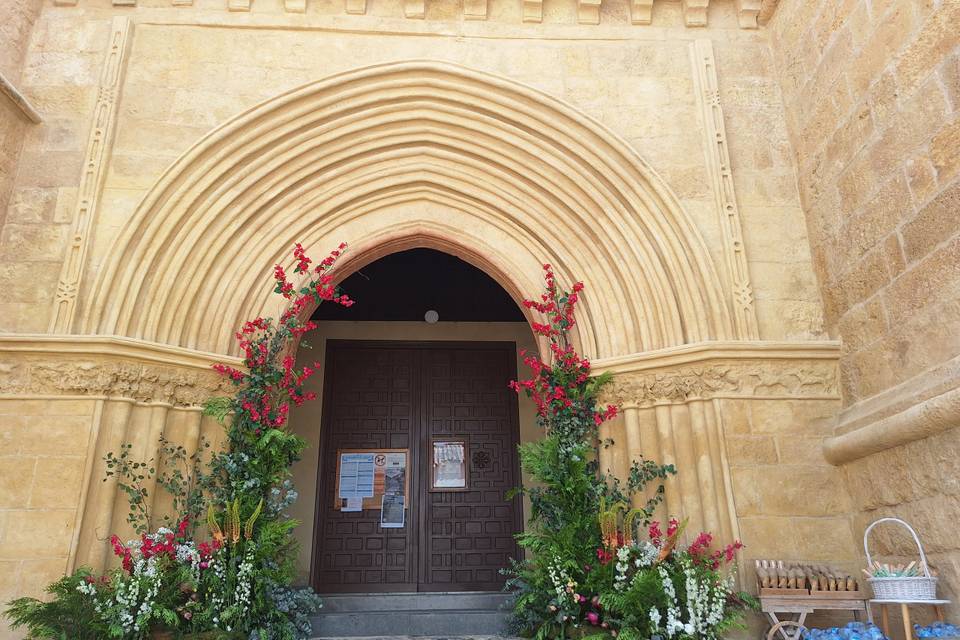 Iglesia con bougambillea