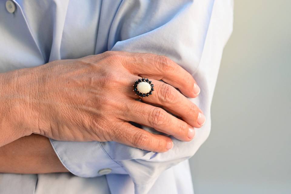 Anillo de ópalo y zafiros