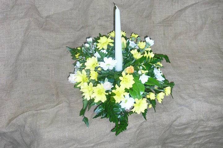 Centro de mesa con flores y velas