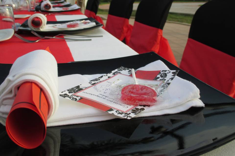 Mesa en rojo y blanco