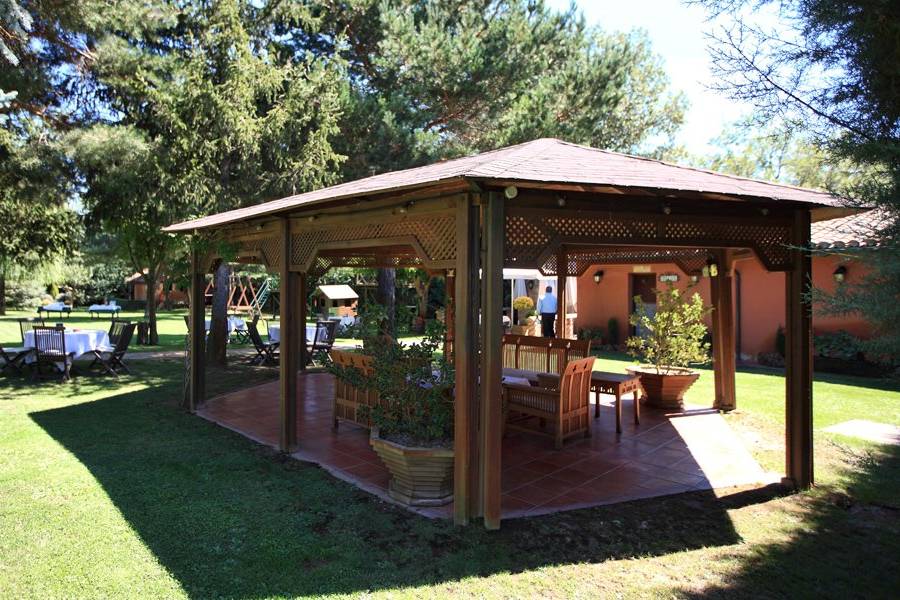 Jardines y pérgola