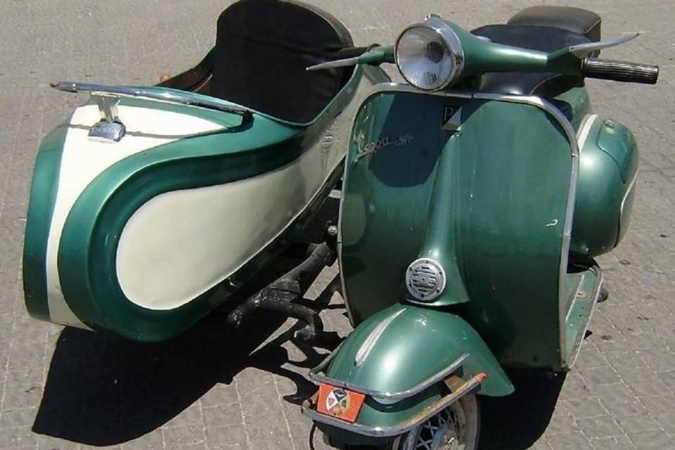 Vespa con sidecar verde