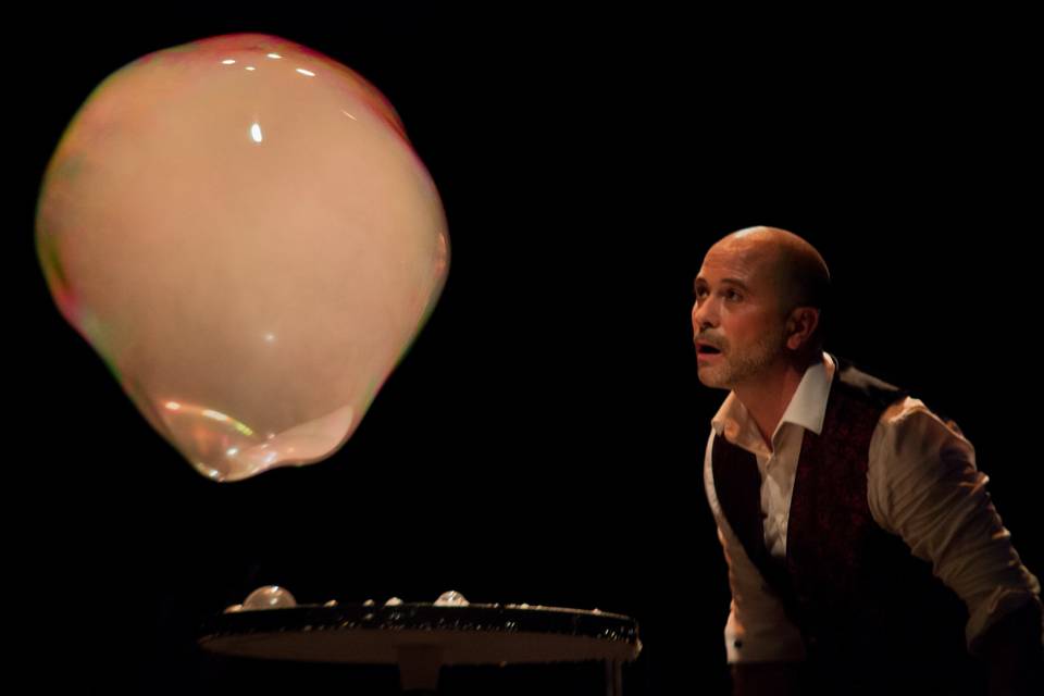 Andrés Kó, el mago de las burbujas