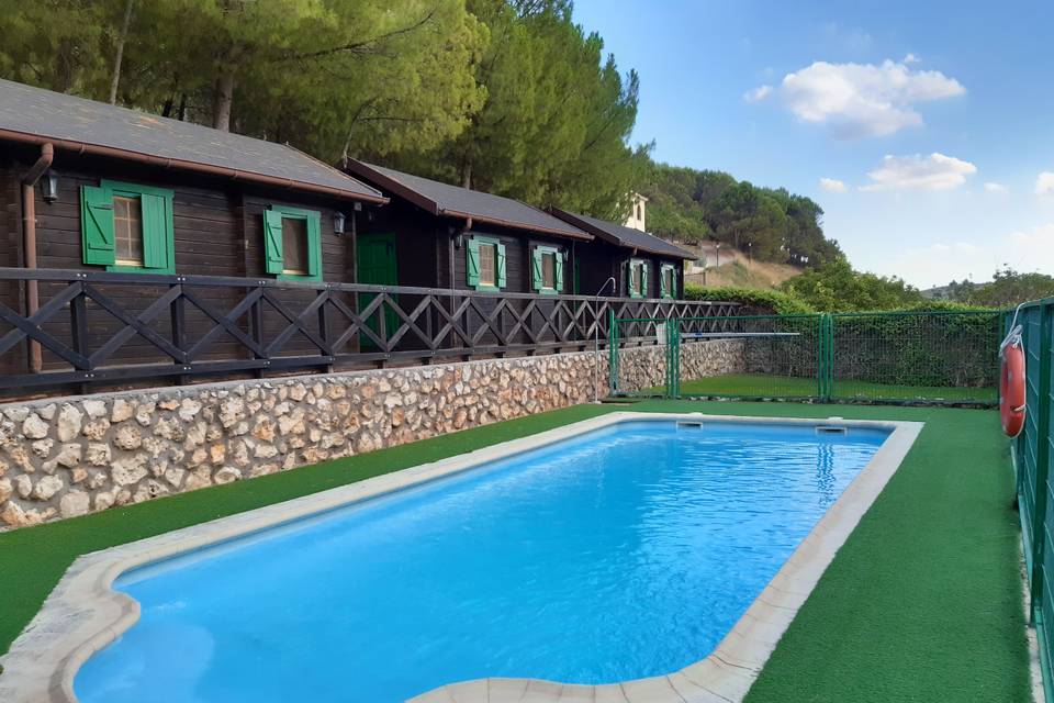 Piscina y bungalows de madera