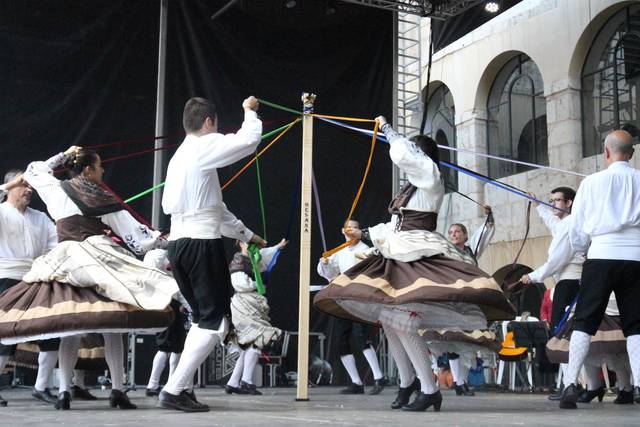 Grupo de Coros y Danzas Besana