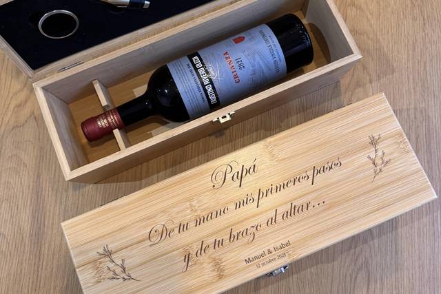 Caja de vino con accesorios