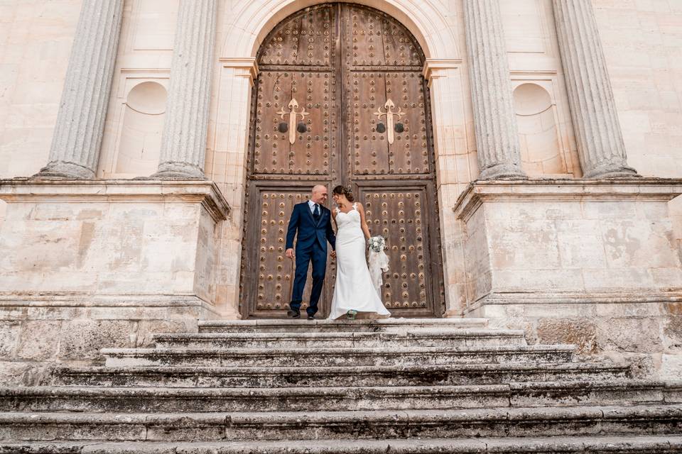 En la puerta de la iglesia