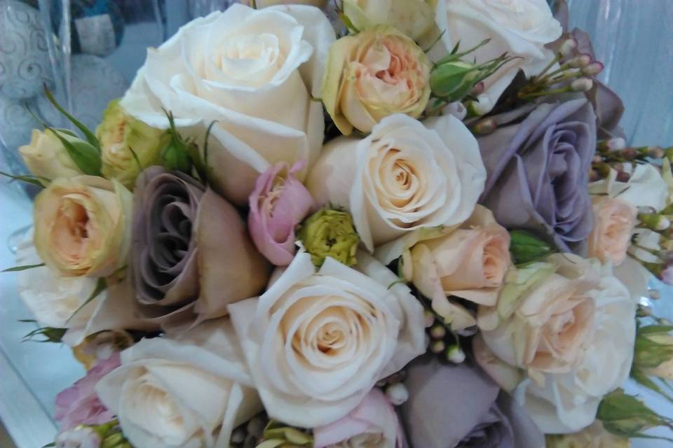 Bouquet de rosas y variada