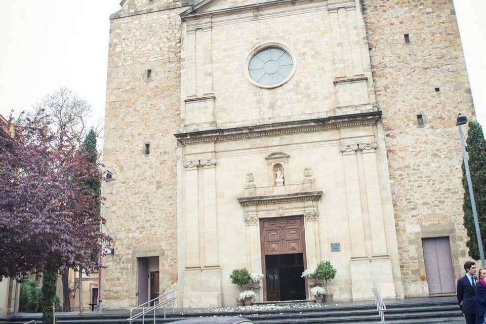 Vehículo en la iglesia