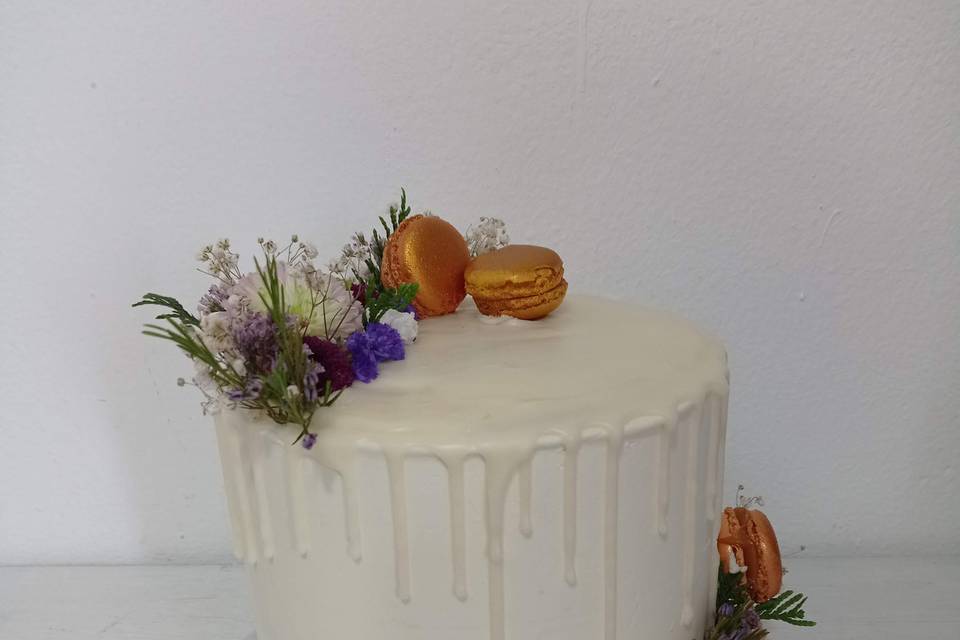 Drip cake con flor natural