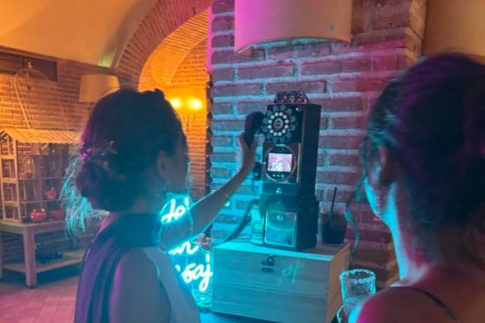 Vídeo-teléfono con cartel neón