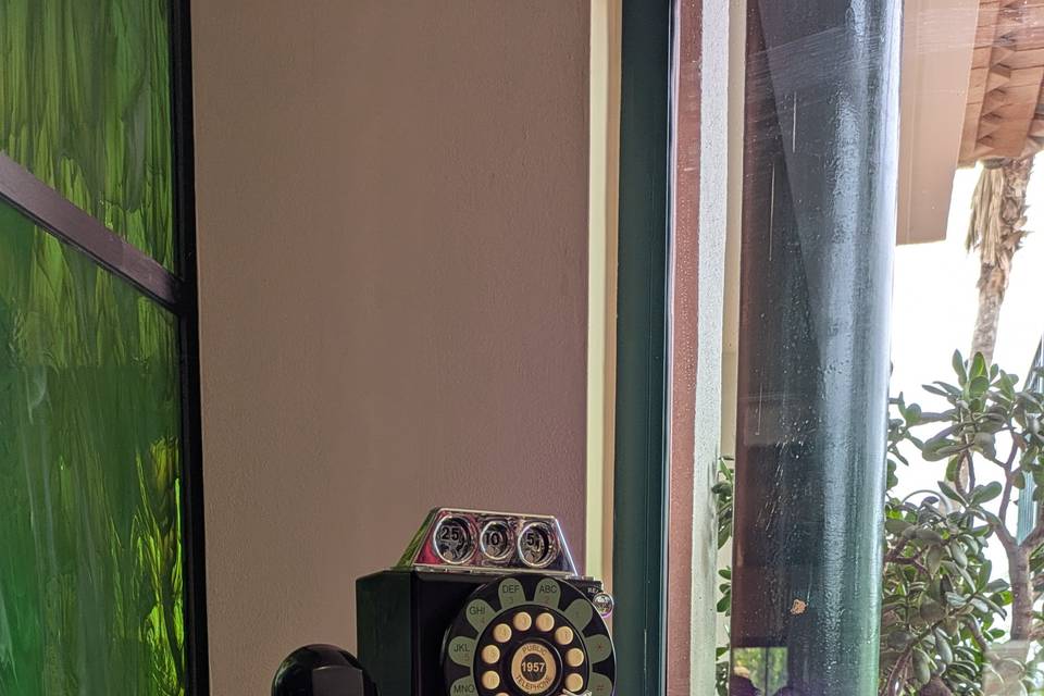 Vídeo-teléfono con cartel neón