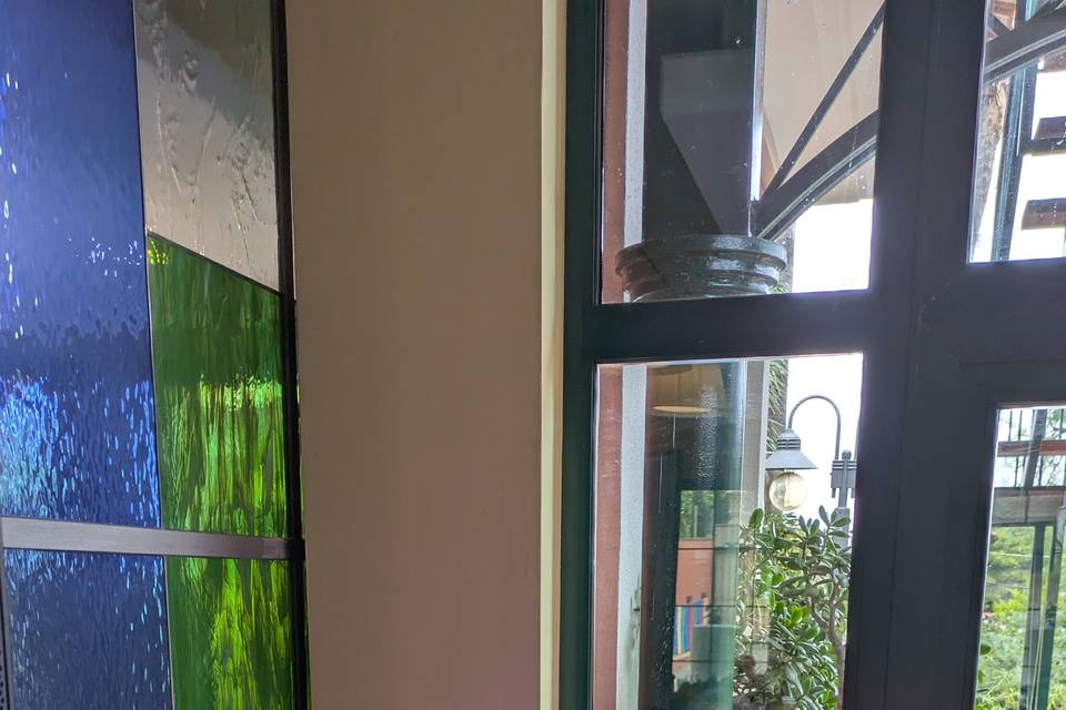 Vídeo-teléfono con cartel neón
